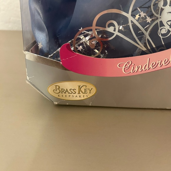 Disney’s Cinderella Brass Key Keepsakes Collector’s Edition Porcelain Doll - Picture 3 of 6